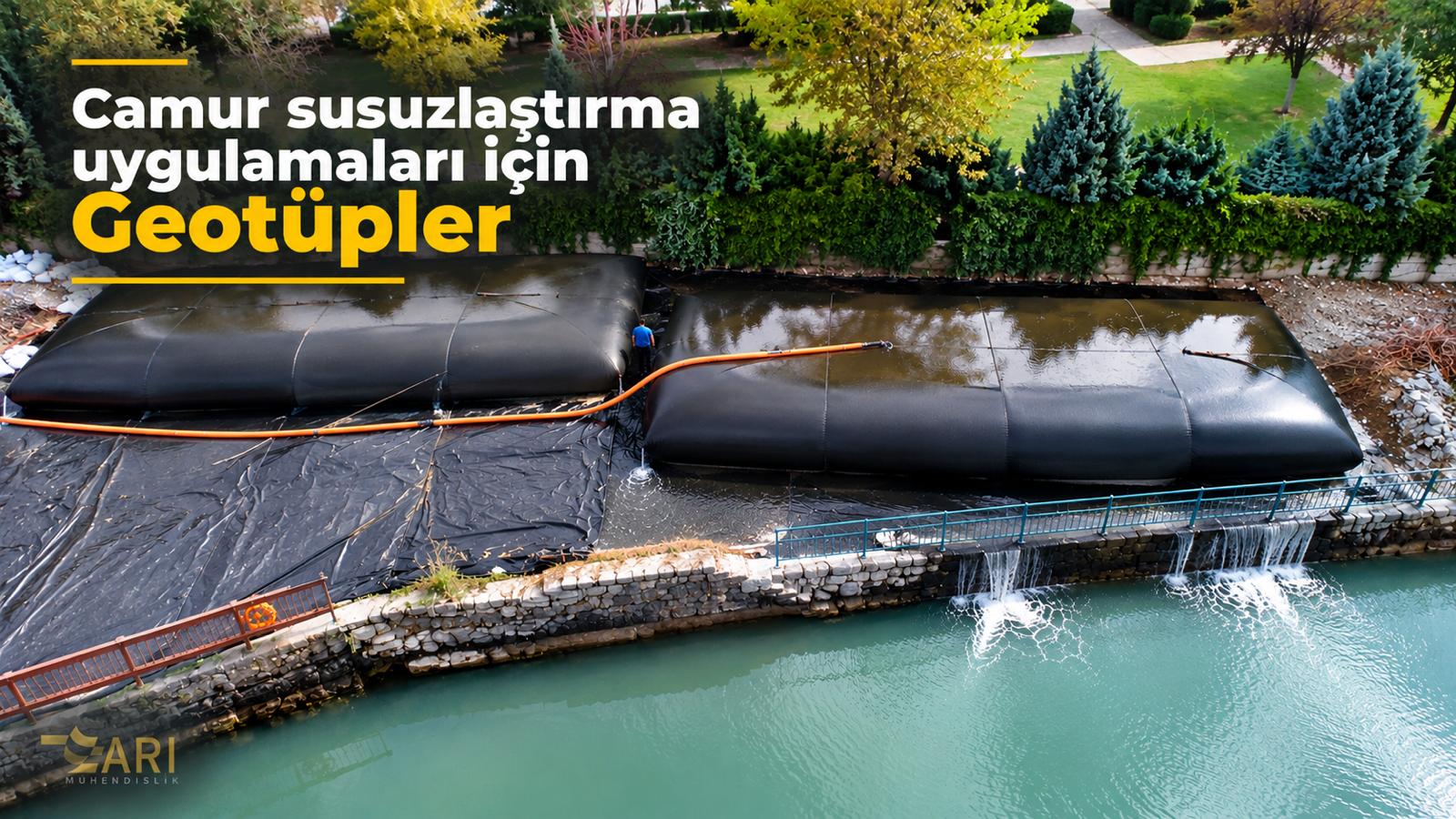 Çamur susuzlaştırma uygulamaları için Geotüpler; su kanalı yanında hortumlarla doldurulan iki büyük geotekstil tüp.