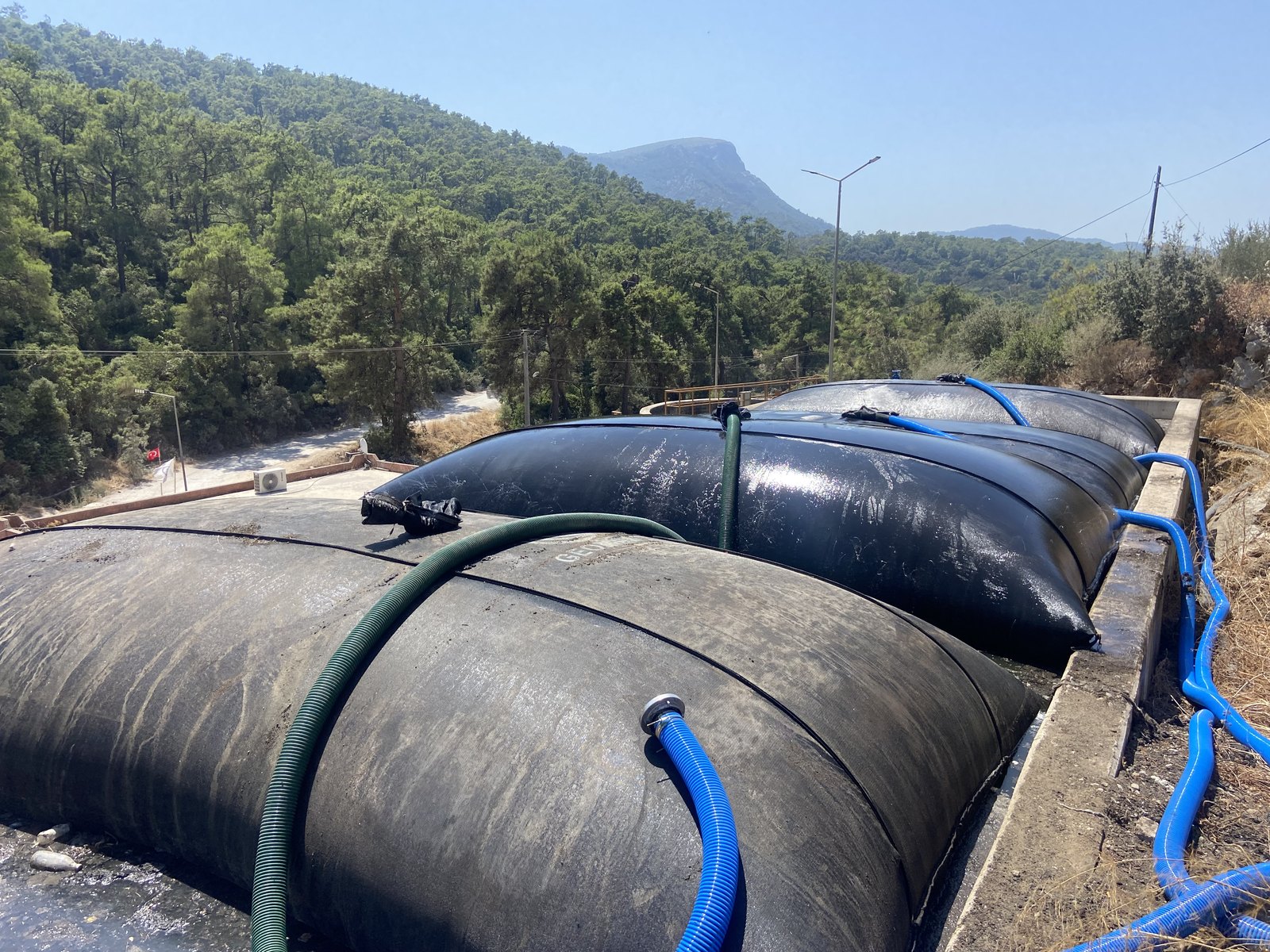 Hortumlarla beslenen geotekstil tüplerin açık alandaki uygulaması.