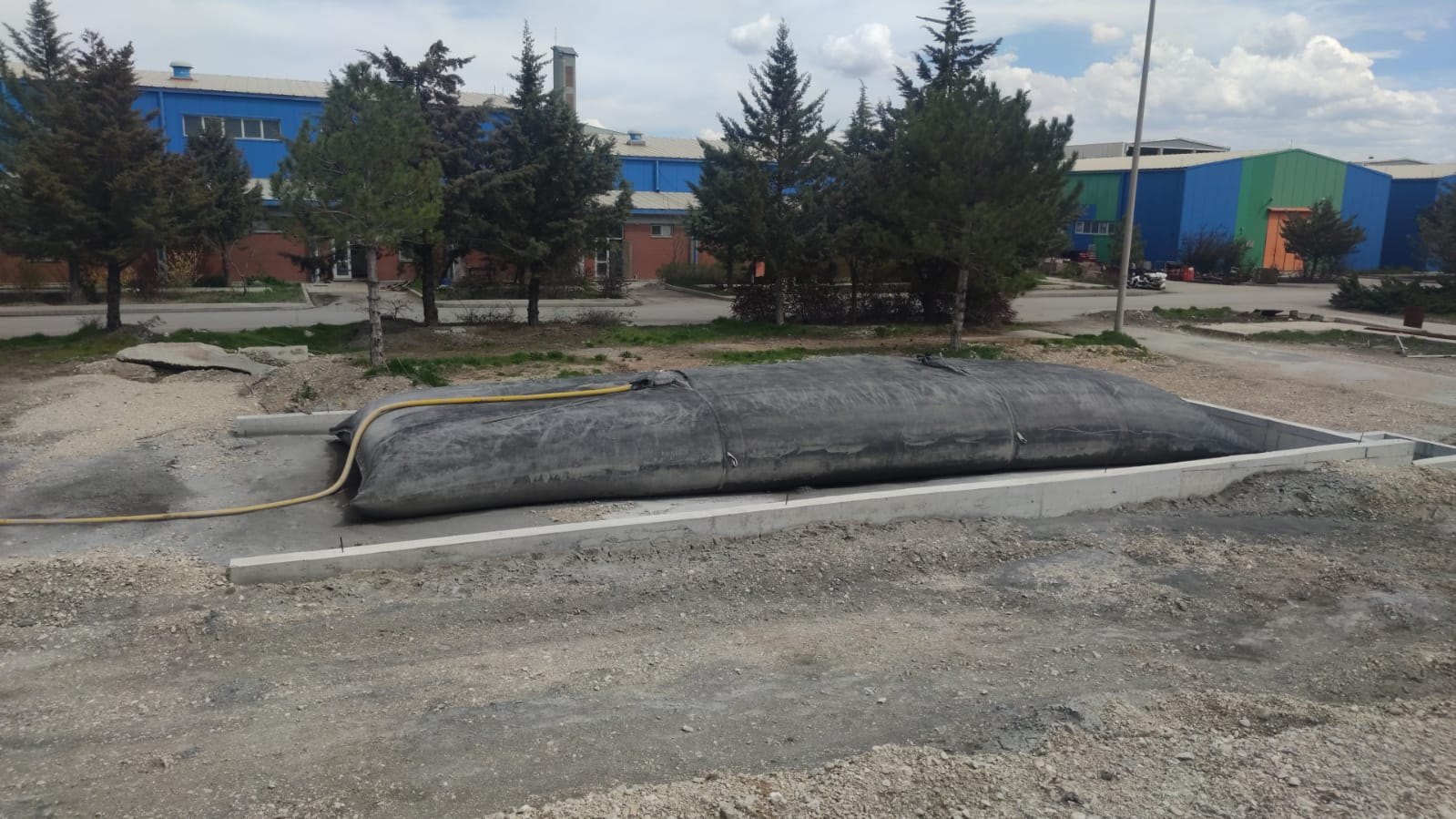 Tesis sahasında hazırlanan yatay geotekstil tüp.