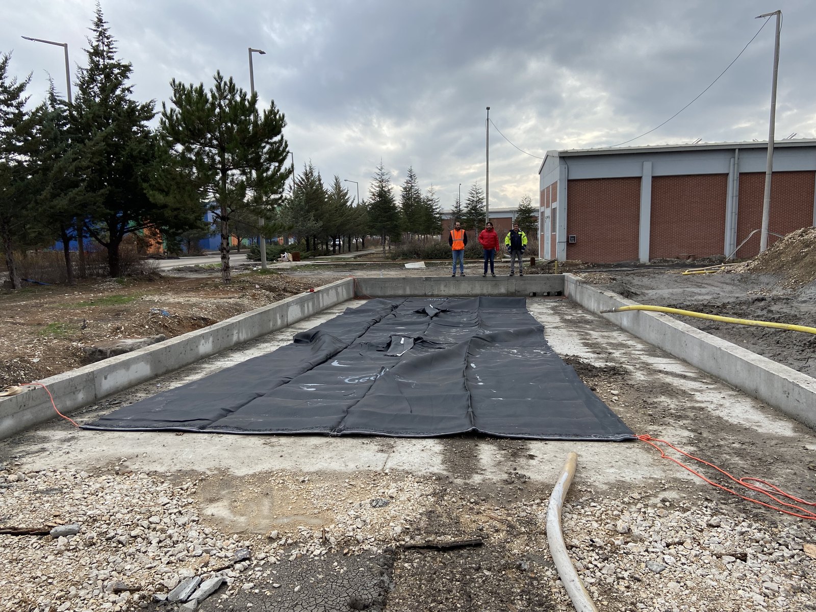 Açık sahada geotekstil malzemenin serildiği uygulama alanı.